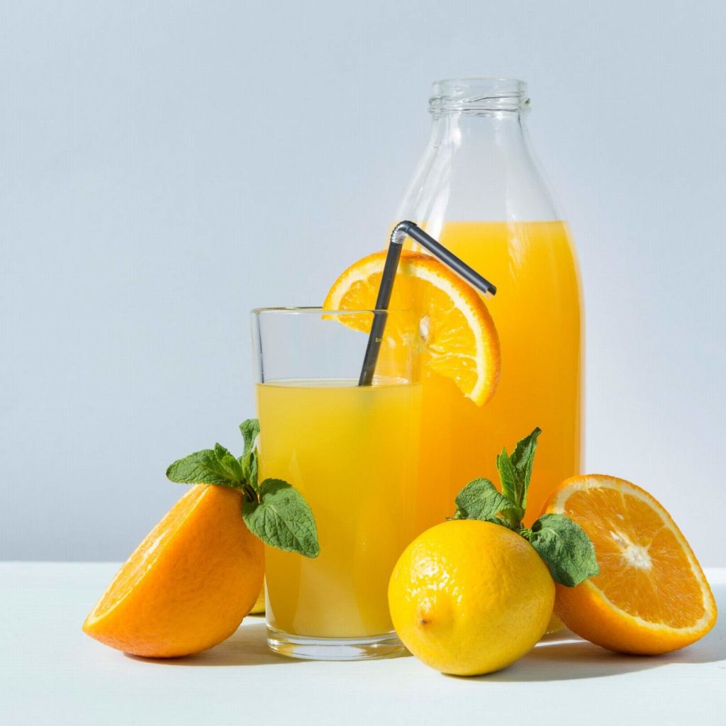 vaso de zumo de naranja y limon