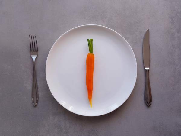plato con una zanahoria y unos cubiertos