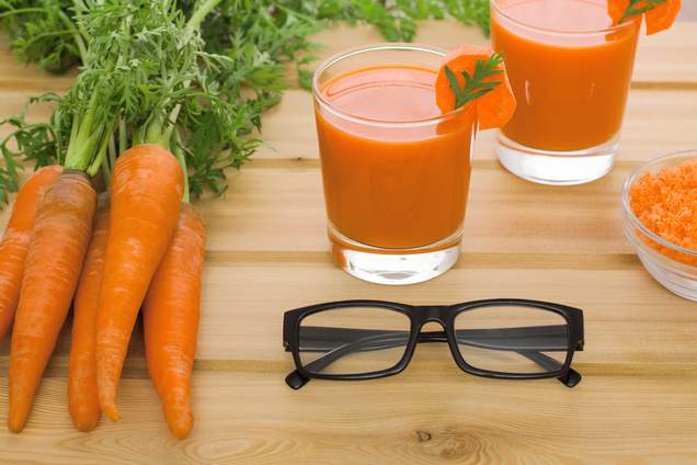 zumo de zanahorias con unas gafas para cuidar la vista